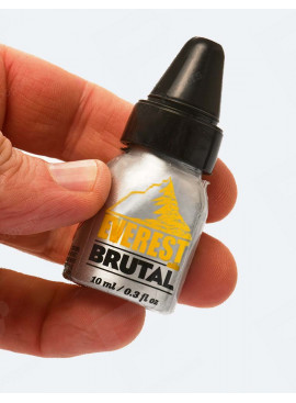 Everest Brutal 10 ml + Sniffer im hand